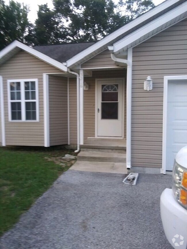 Building Photo - 3 Bedroom, 2 bath duplex. Rental