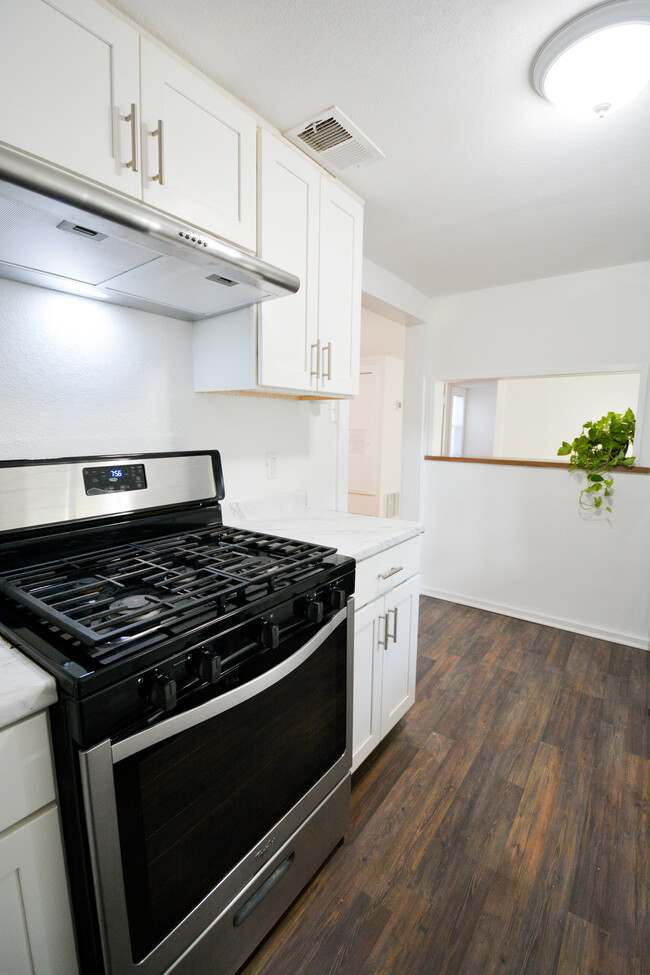 Building Photo - 814 W Russell Pl Unit 814A