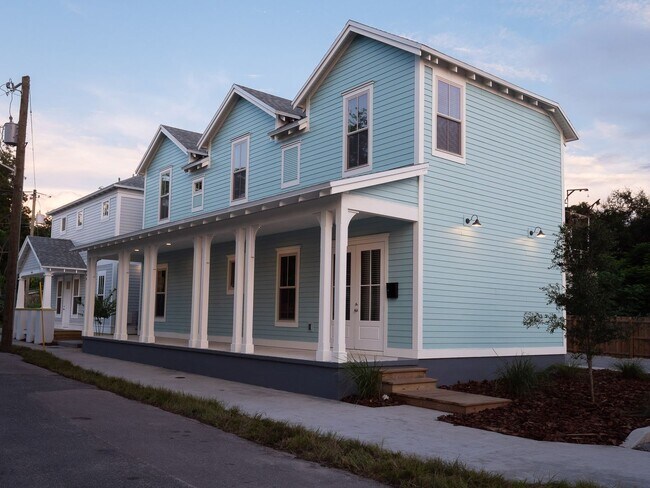 Photo - Porter's Lakeside - Luxury 4 Bedroom, 4 Ba...