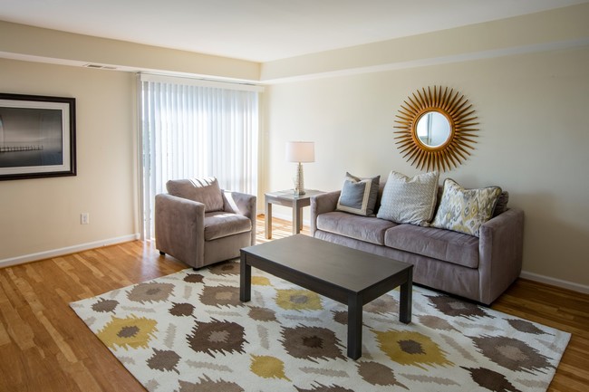 Living Room - Longview Terrace Apartments