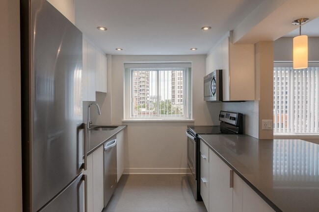 Building Photo - 3435 Rue Drummond Unit 55