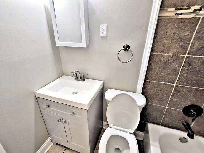 Photo - 1504 Oakwood Ave NE Unit 3