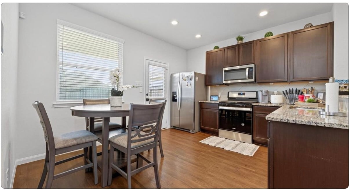 Photo - 17543 Desmond St