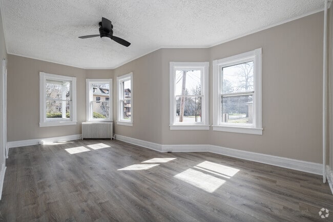 3BR, 1BA - 1,050SF - Living Room