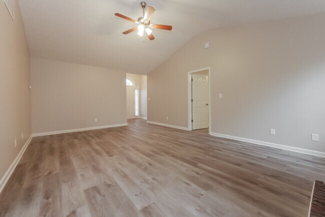 Photo - 939 Maple Leaf Ridge