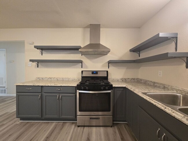 Photo - 501 W Voelter Ave