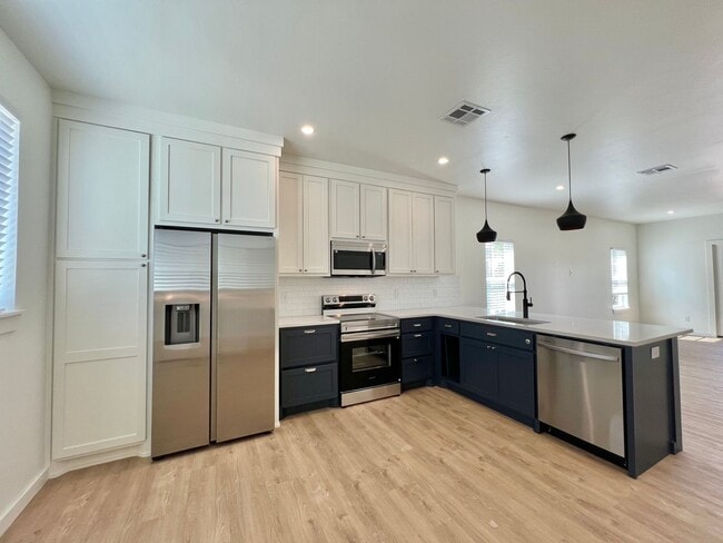 Building Photo - 216 E Hurd St Unit 200 Rental