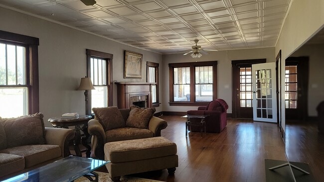 Photo - 1601 N Broadway St