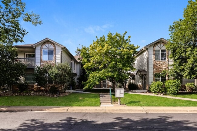 Building Photo - Spacious, Updated 2BR / 2 BA Condo in Gated Community!