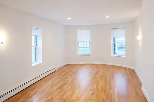 Photo - 19 Saint Cyprians Pl Unidad 2L