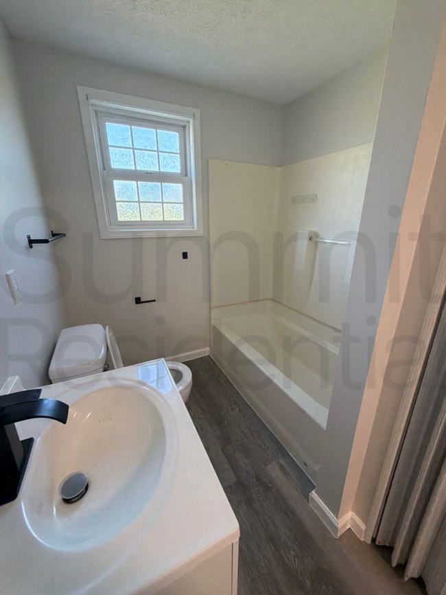 Three Bedroom One Bathroom Home in Mansfield!!