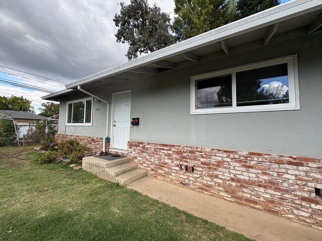 Building Photo - 5404 Gibbons Dr