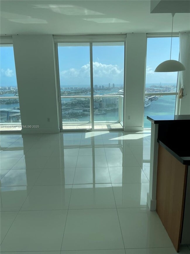 Photo - 253 NE 2nd St Unidad 4407