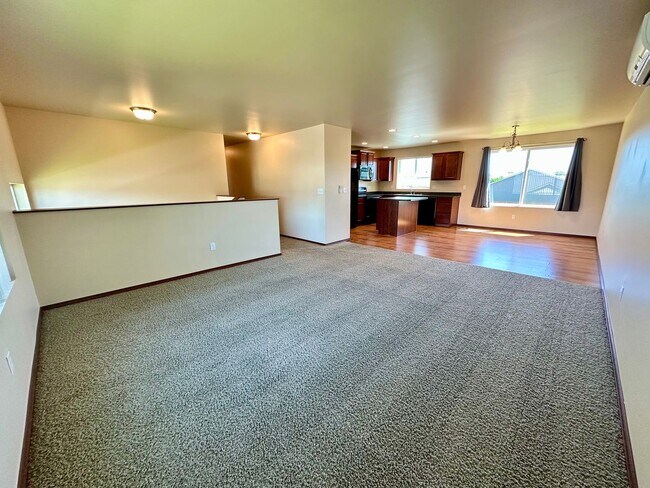 Photo - Large 5 Bedroom Home - North of CWU