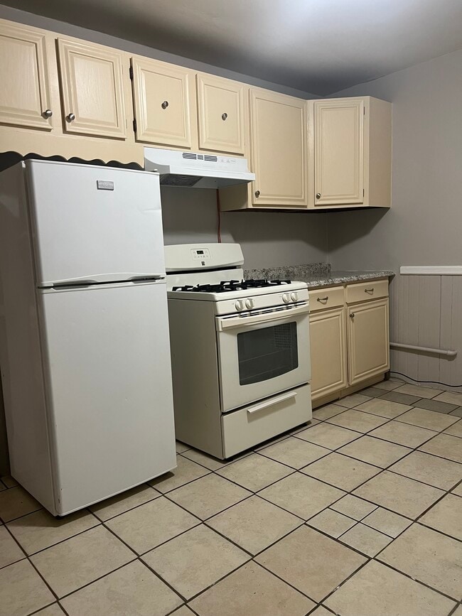 Building Photo - 30 Gridley St Unit Bristol 3 Bedroom apto