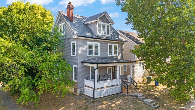 Photo - Ultimate 6-Bedroom House with Spacious Liv...