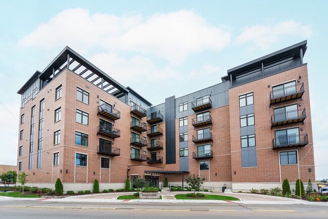 Building Photo - 546 Green Bay Rd