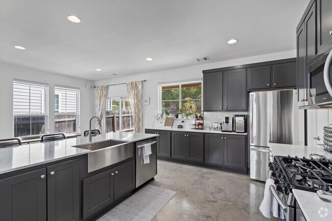 Building Photo - Spacious East Austin Home for Rent