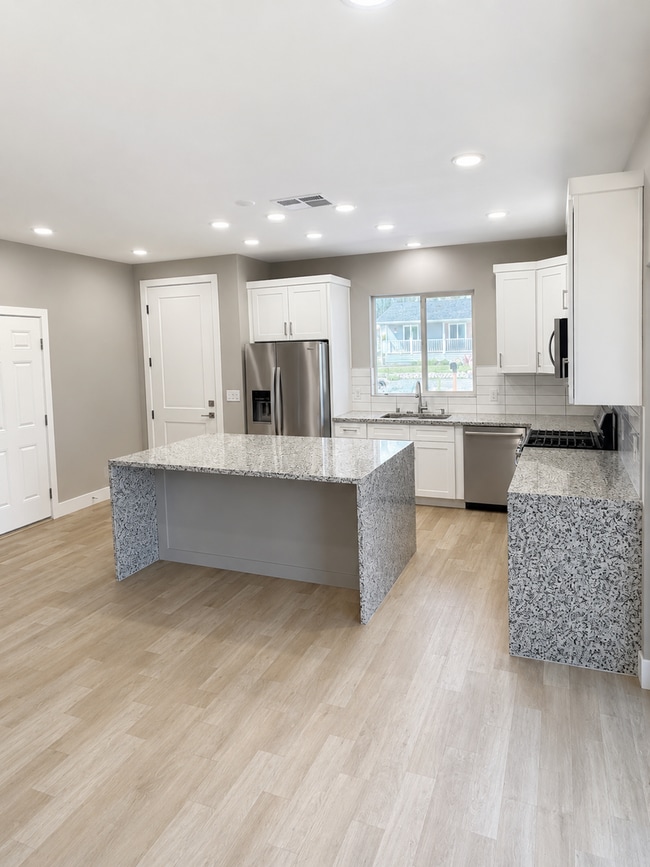 Photo - Paradise Home on Cul-de-Sac – Tall Ceilings, Designer Finishes & Upgraded Garage