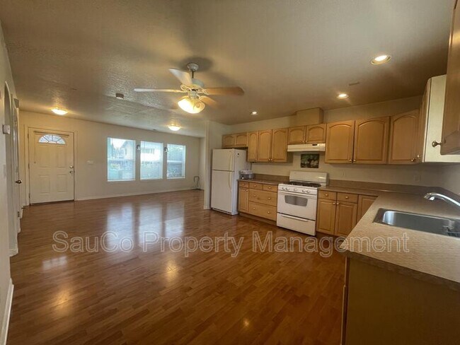 Photo - 1449 N Ivy St