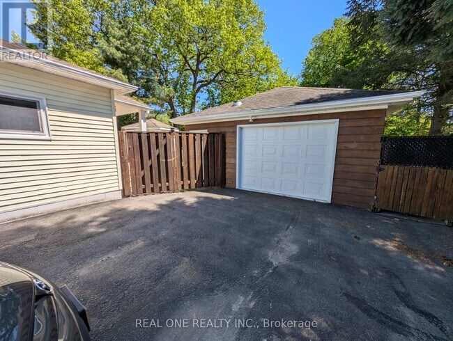 Photo - 157 Bessborough Dr