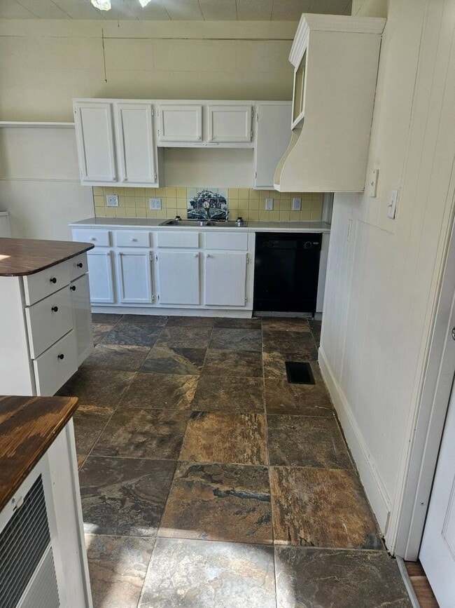 Photo - WOW! Look at this property ! You cant beat this price!