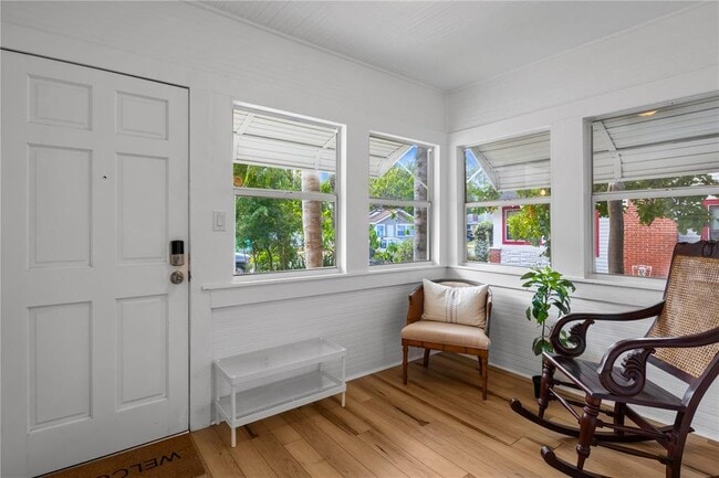 Photo - 918 16th St W