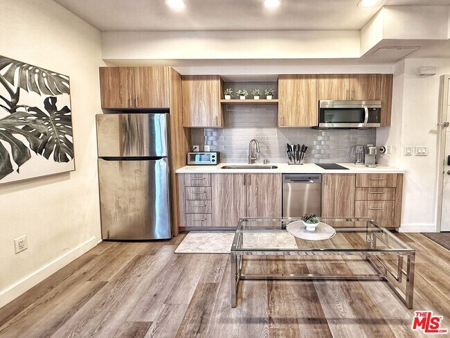 Building Photo - 723 S St Andrews Pl Unit 401