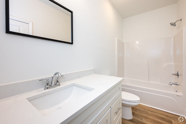 2BR, 2BA - 900SF - Primary Bathroom