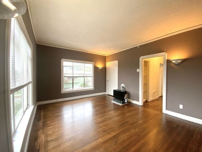 Photo - Spacious 1BR w/ Bonus Room! Laundry On Site! PRIVATE GARAGE PARKING! Unidad A