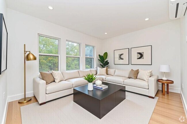 Building Photo - 3 bedroom in JACKSON HEIGHTS NY 11372 Unit 3 Rental