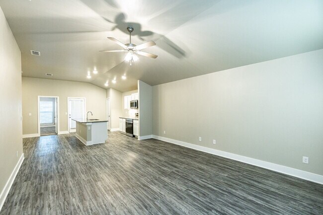Photo - Luxurious Home Located In Bell Farms!