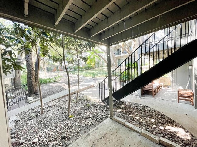 Building Photo - 3018 S 1st St Unit 110