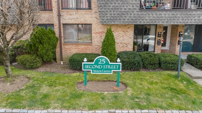 Building Photo - 25 2nd St Rental
