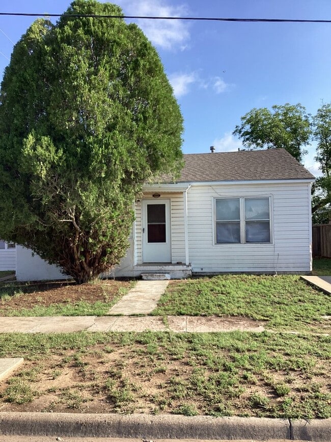 Building Photo - Cute 2 Bedroom with a little historical charm!  One block from ENMU!