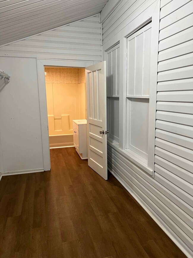 Photo - 855 College St