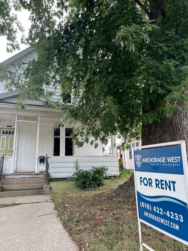 Building Photo - Spacious 4 Bedroom Southside Holland Rental