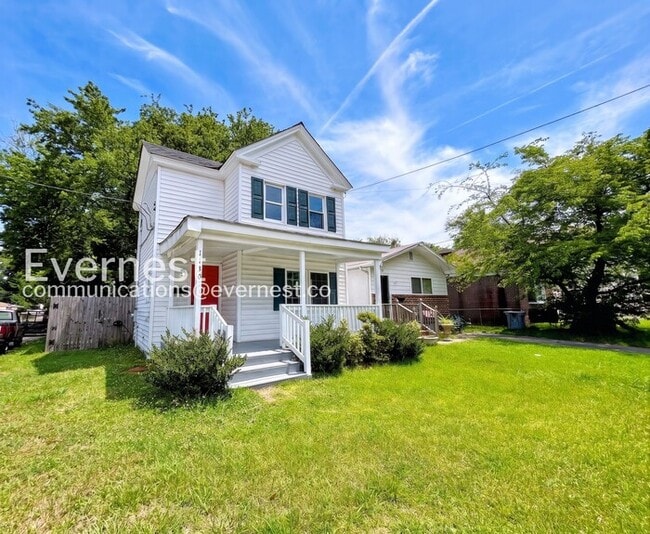 Building Photo - 3 Bed/1 Bath Home with Fenced Yard / Pet-Friendly / Available Soon!