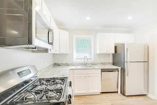 Photo - 511 Uzzle St