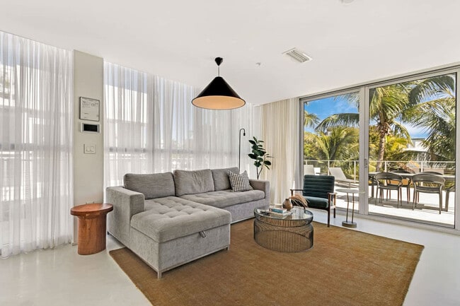 Building Photo - 250 Collins Ave Rental
