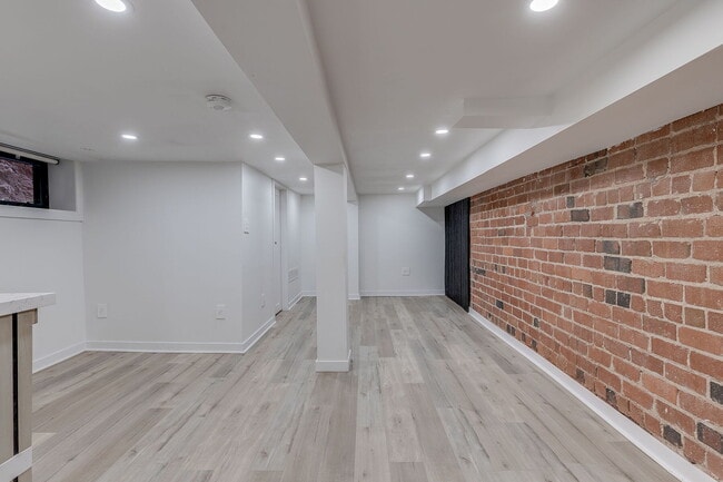 Photo - 120 Glenlake Ave
