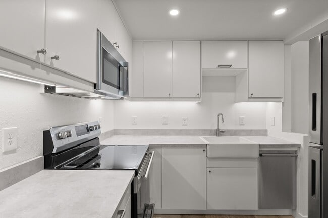Photo - Desirable Updates Lake Oswego Condo 1Bed/1Bath - Mt Park