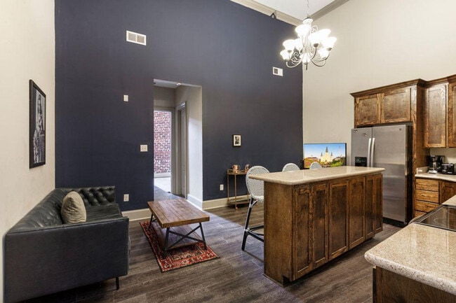 Building Photo - 300 Baronne St Rental