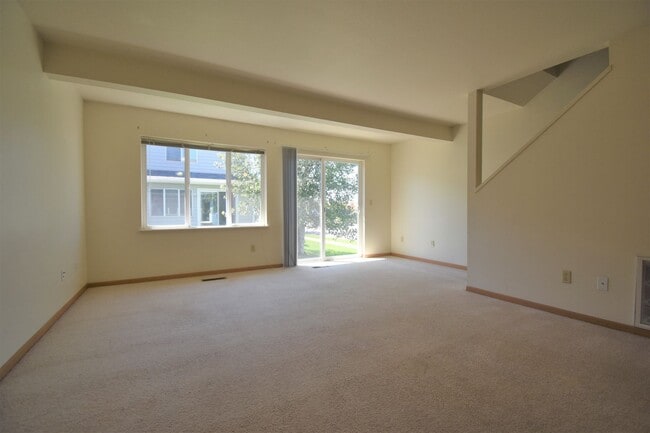 Photo - 3Bed 1.5Ba Townhouse with GARAGE! Great Location! Unidad D