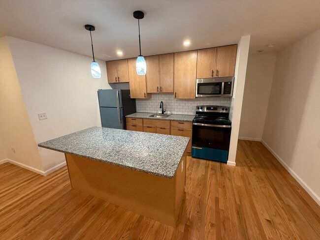 Building Photo - 350 S Wood Ave Rental