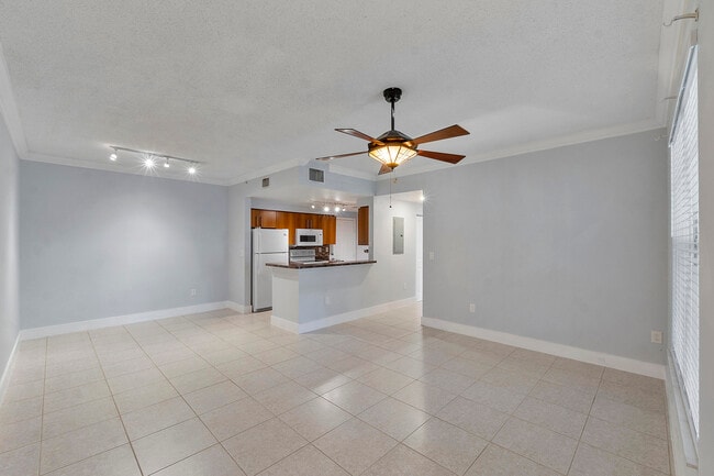 Building Photo - 5980 W Sample Rd Unit 104