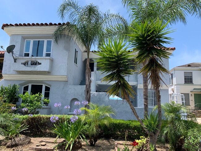 Building Photo - 449 N Hayworth Ave Unit 451