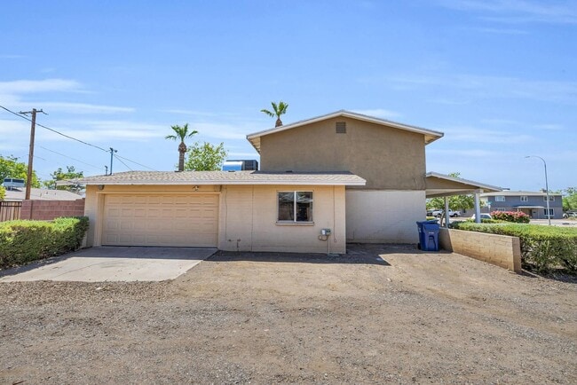 Photo - 6 Bedrooms, 3 Bath,  Pool CLOSE TO ASU (Rural & Broadway)