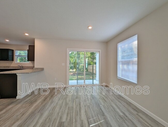 Photo - 835 Oakley St