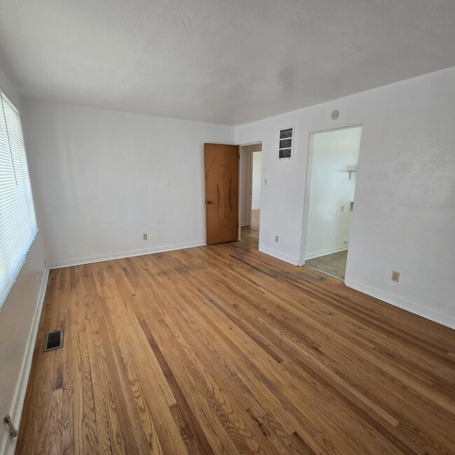 Photo - 205 Madison St NE